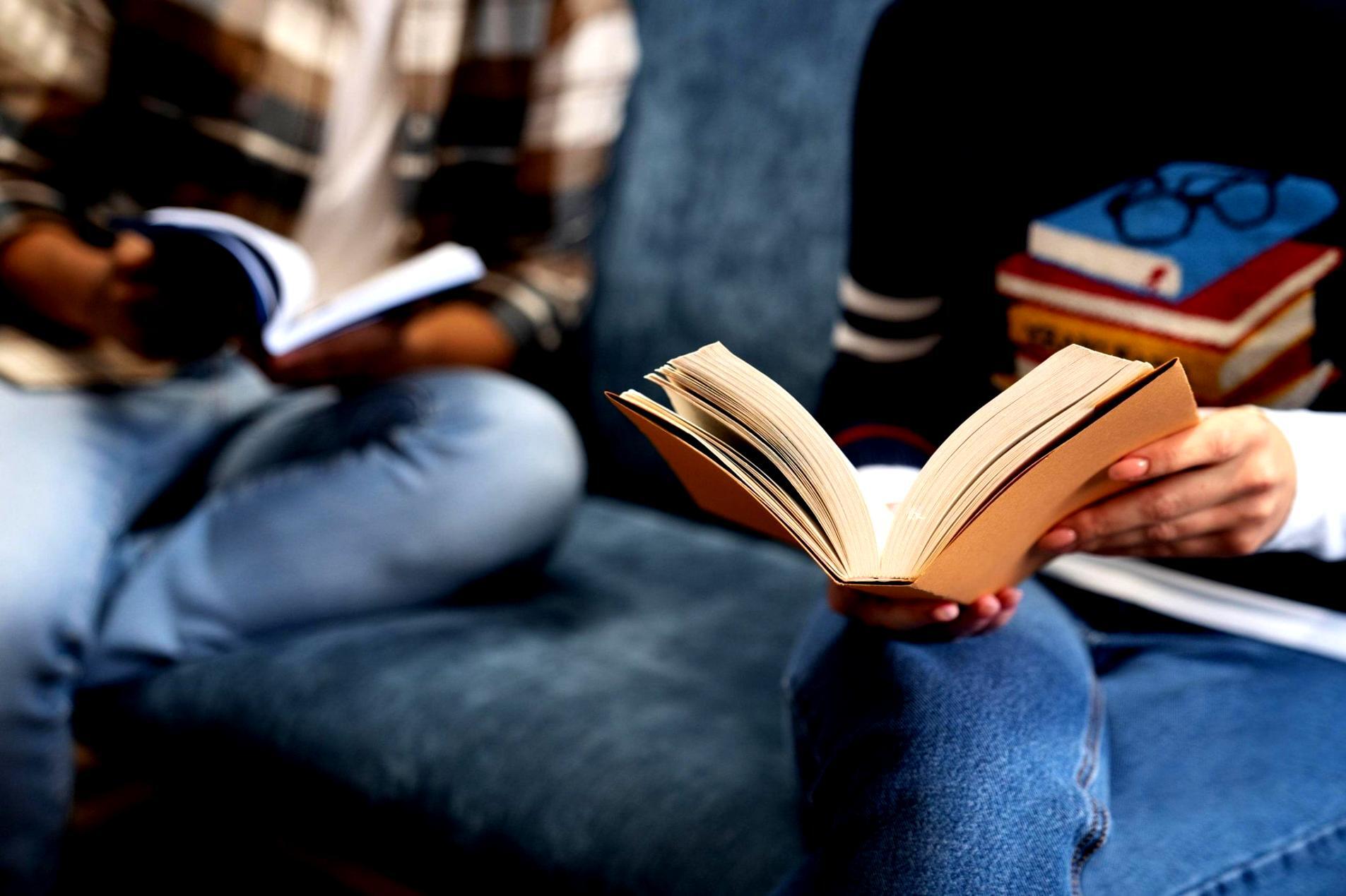 Uczestnicy podczas wspólnego warsztatu skupieni na praktycznych ćwiczeniach