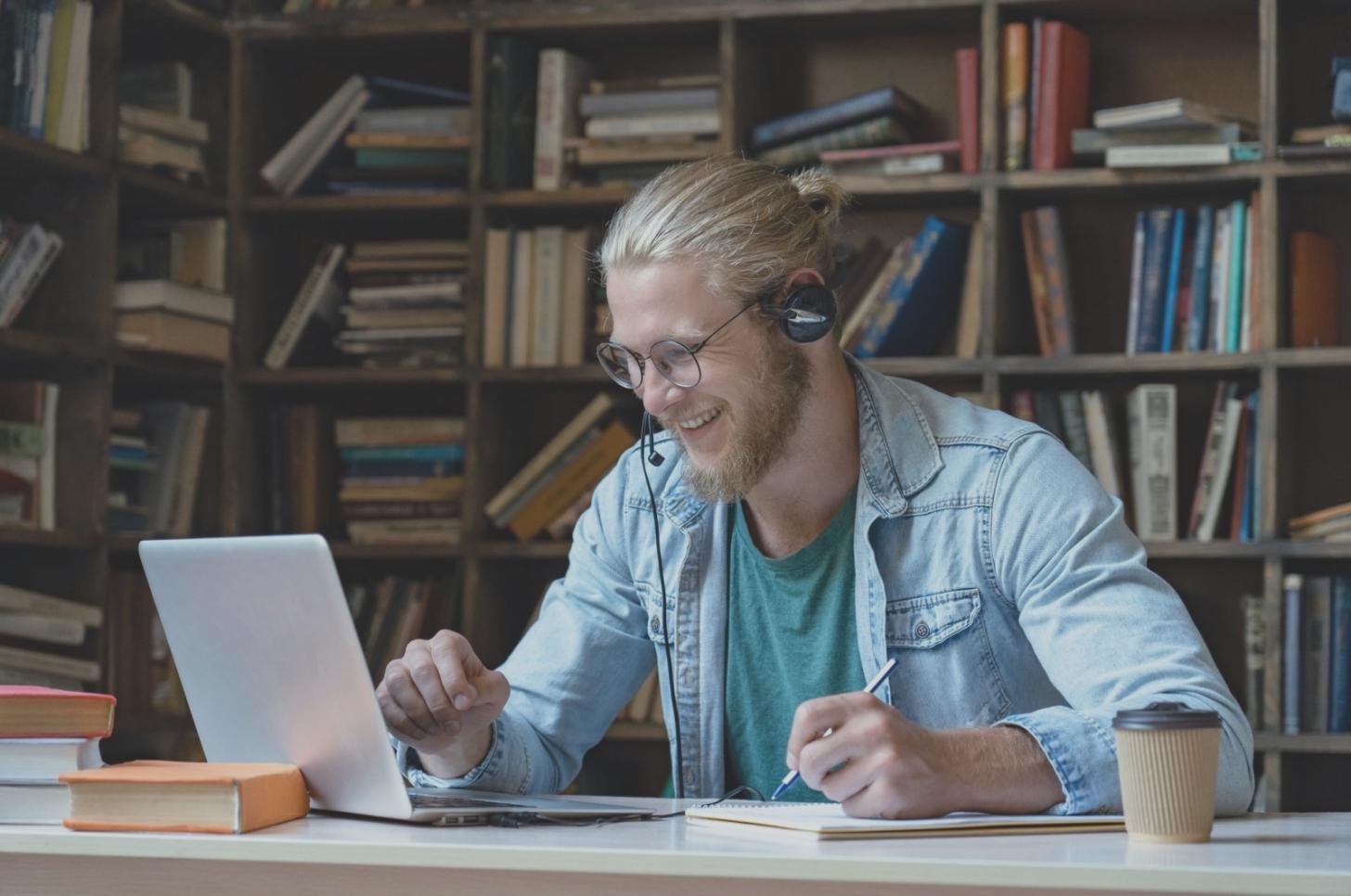 Szczegół z warsztatu przedstawiający materiały do ćwiczeń praktycznych